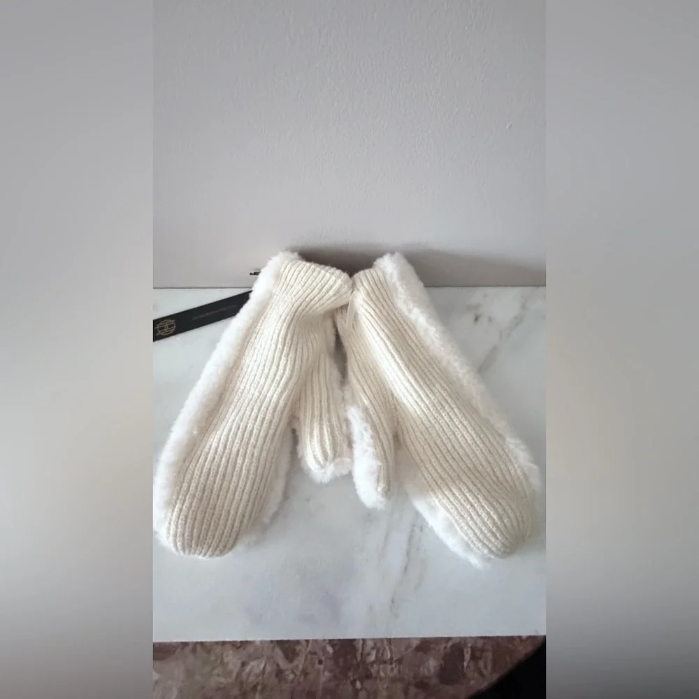House of Harlow 1960 Ivory Fleece Mittens